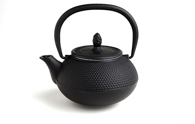 Black-cast-iron-teapot-Arare-035-L.jpg
