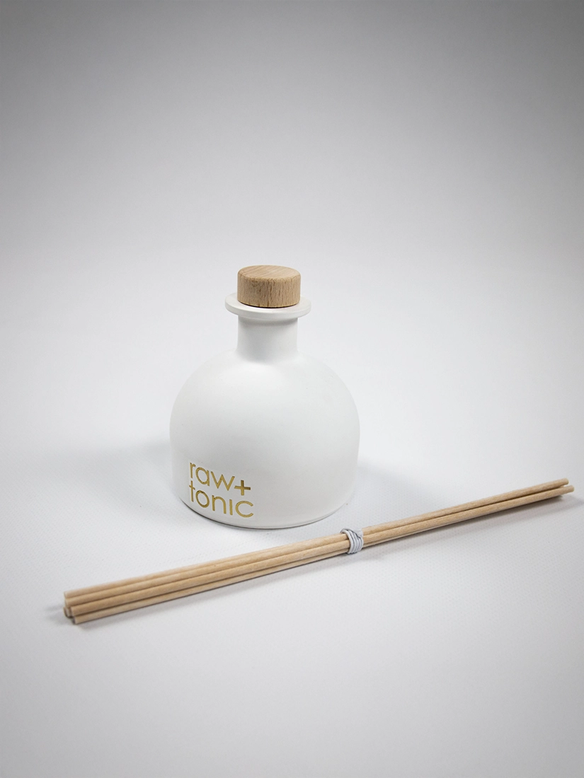 RAW-AND-TONIC-WDYLA-reed-diffuser-in-white-ylang-ylang-250ml-2.webp